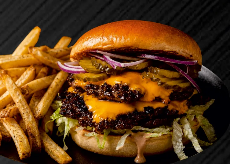 Smash Chilli Cheese Burger mit Pommes