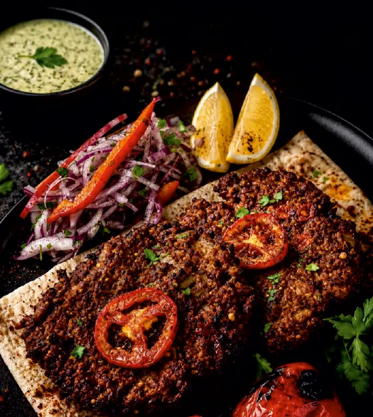 Chapli Kebab mit Beilagen, hausgemacht bei Sofra